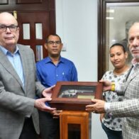 El Archivo General de la Nación recibe donación de revólveres históricos de Enriquillo