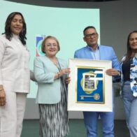 Alcaldía de SFM otorga llave de la ciudad a la embajadora de El Salvador en RD