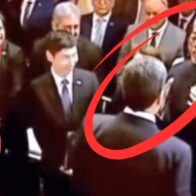 Miguel Mejía es saludado por Maduro durante ceremonia