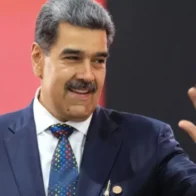 Imagen externa. Con una sonrisa y el brazo en alto, Nicolás Maduro asume su tercer mandato presidencial en el Capitolio Federal