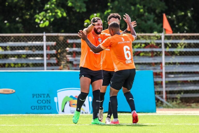 JUAN DIAZ AUTOR DEL PRIMER GOL DE CIBAO FESTEJA CON SUS | Noticias de hoy en De Último Minuto