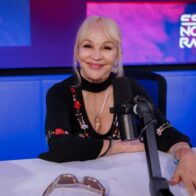 Yolandita Monge elogia y compra disco de Bad Bunny en