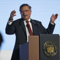 Presidente colombiano desautoriza entrada de aviones EE.UU. con deportados sin trato digno
