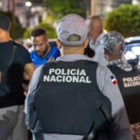 Dos hombres detenidos con 29 tarjetas bancarias presumiblemente falsas y armas en operativos separados