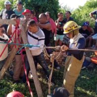 Bomberos y Defensa Civil de Santiago salvan a hombre de 55 años a 80 pies de profundidad