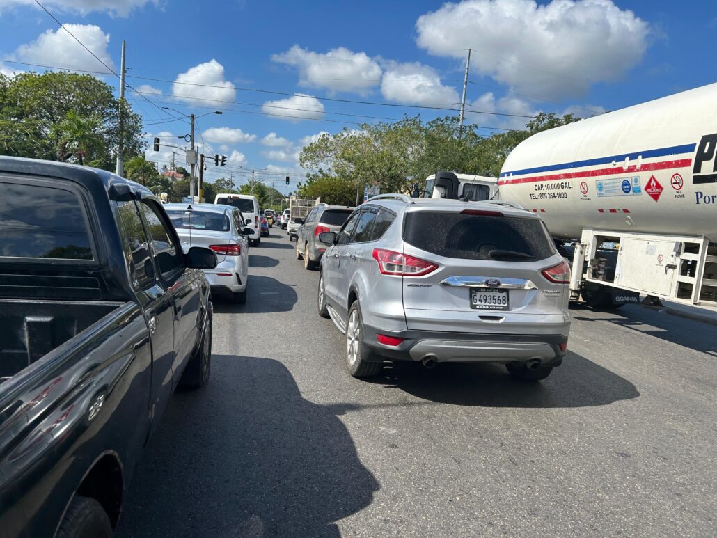 Reportan congestión vehicular en Azua por retorno masivo tras Semana Santa