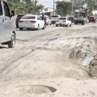 Tramo deteriorado de la avenida Charles de Gaulle provoca tapones y accidentes