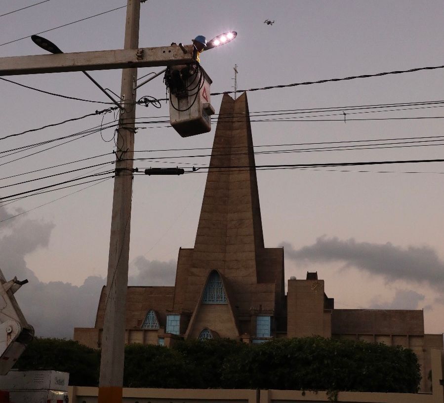 EDEEste refuerza alumbrado en Higüey por víspera de la conmemoración a la Virgen de La Altagracia