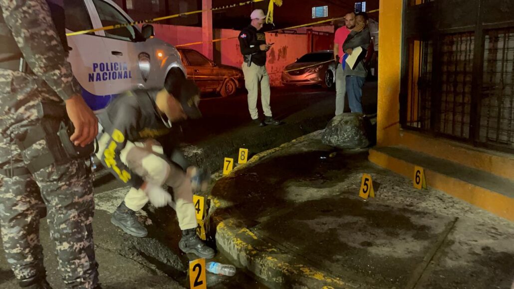 Hombre cubierto con un casco acribilla a balazos a otro en Santiago.