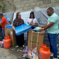 Gobernadora va en auxilio de 7 familias afectadas por incendio en Santiago