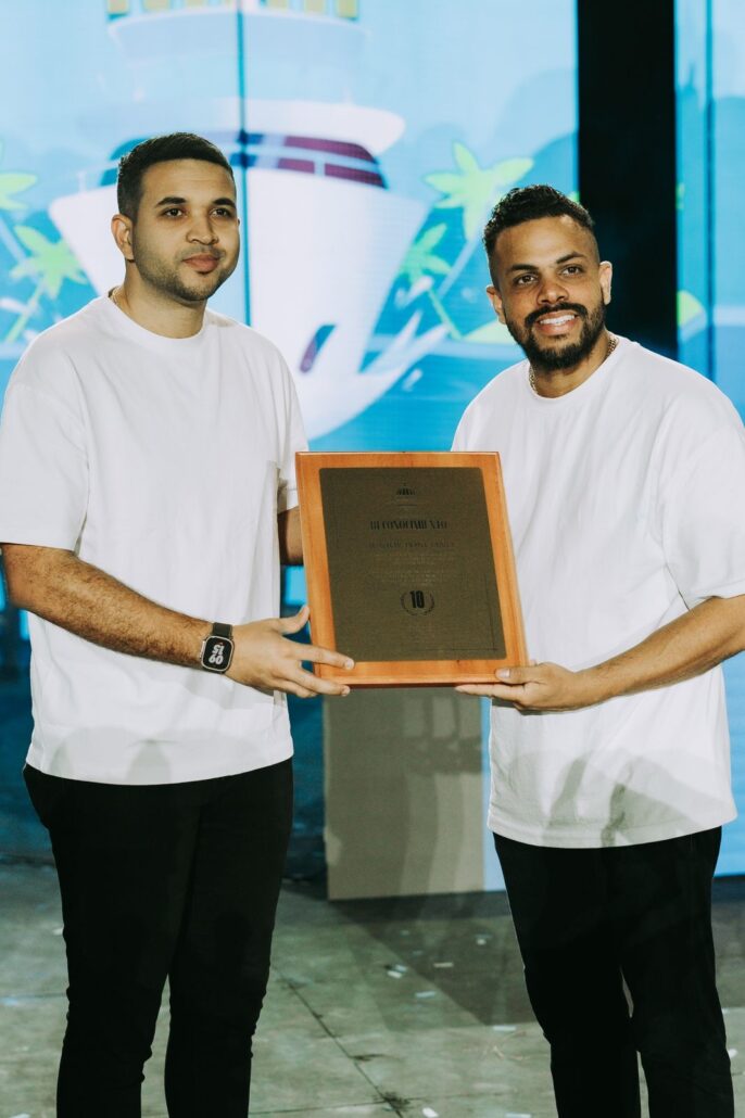 Pastor Júnior Ponciano recibe reconocimiento del Ministro de la Juventud Carlos J. Valdez Matos