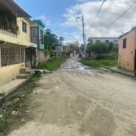 Residentes de Arroyo Bonito en Manoguayabo exigen terminación del arreglo de sus calles
