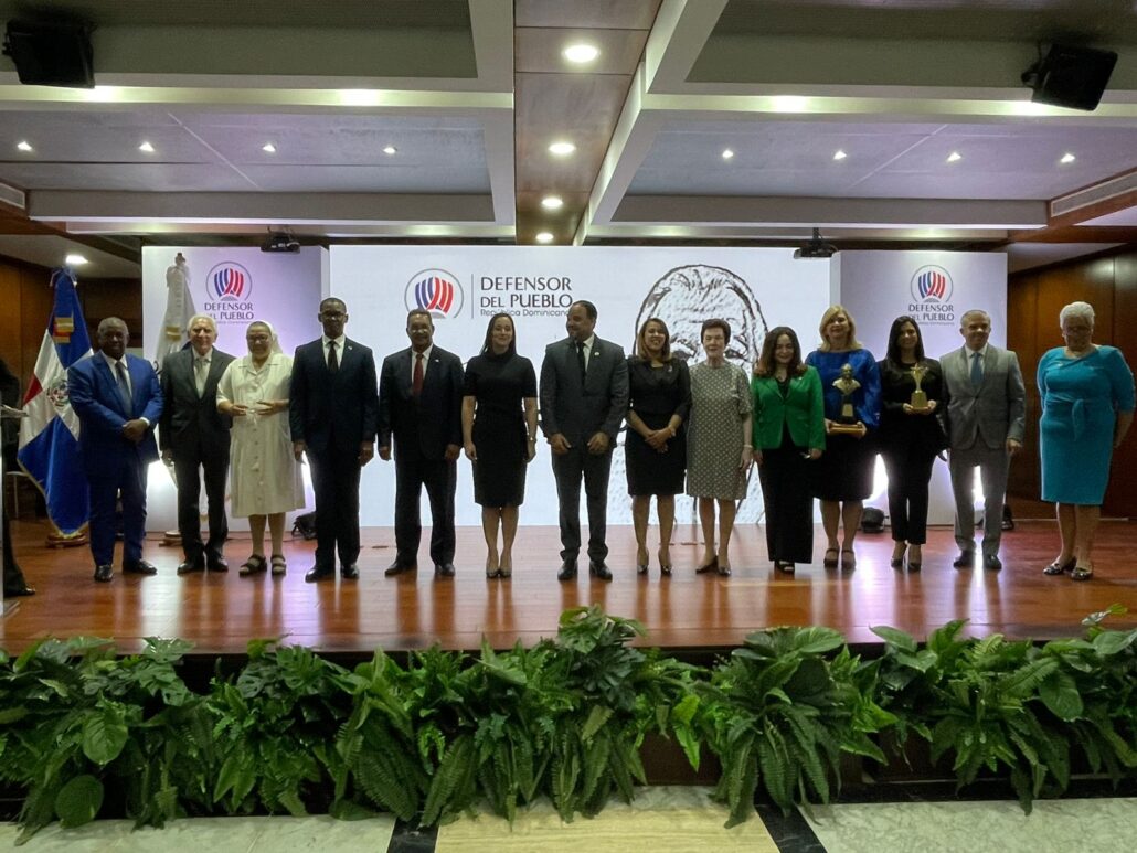 Defensor del Pueblo reconoce la labor social de ONGs con premio Julio Ibarra Ríos