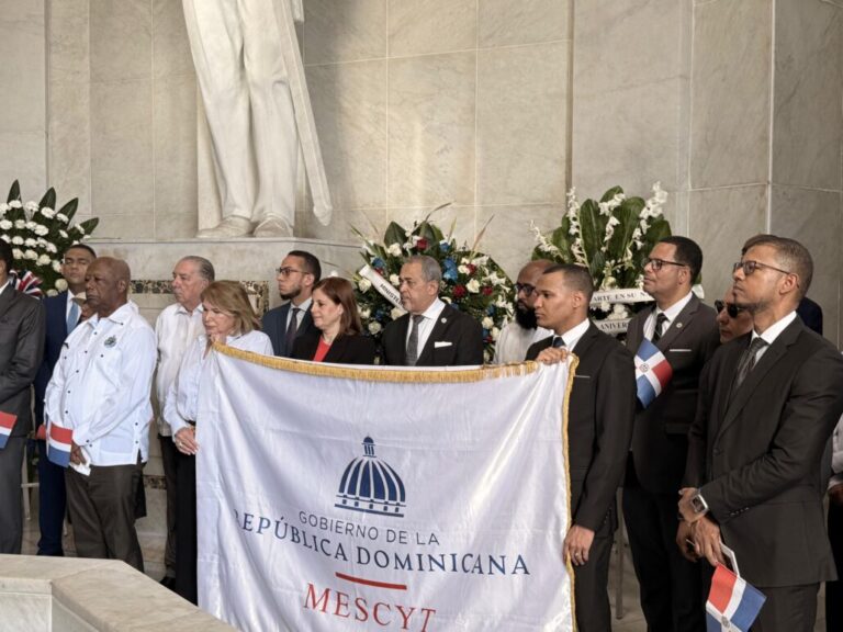 MESCyT realiza ofrenda floral en el Altar de la Patria en honor al natalicio de Juan Pablo Duarte