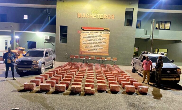 Decomisan contrabando de casi 700 mil cigarrillos en dos vehículos en Valverde
