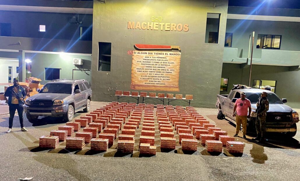 Decomisan contrabando de casi 700 mil cigarrillos en dos vehículos en Valverde