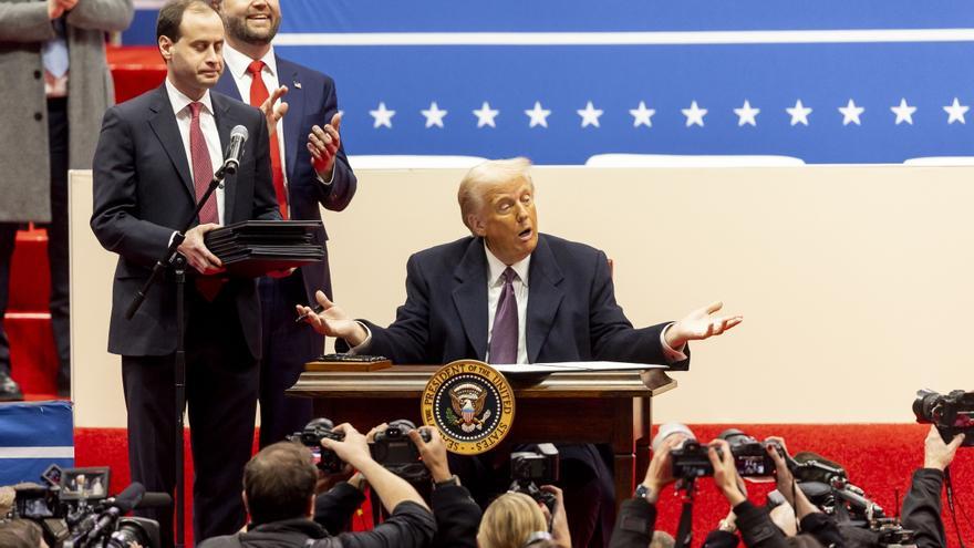 Trump dice que sigue situación en Venezuela "con mucho interés" y no quiere "su petróleo"