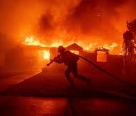 Biden recibe informe sobre incendios de Los Ángeles y declara la catástrofe grave