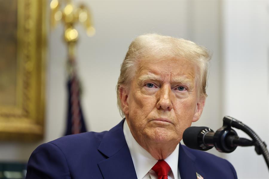 Trump dice que el 4 marzo entra en vigor aranceles a México y Canadá