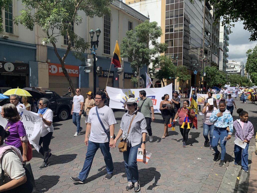 "Con los niños no", el grito de colectivos de Ecuador contra sentencia sobre niña trans