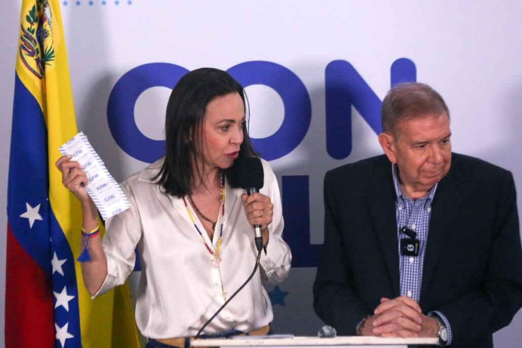 Machado y González Urrutia piden una reacción diplomática ante "asedio" a sede argentina