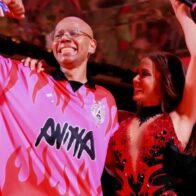 Anitta, cumplió el gran sueño de uno de sus fans al permitirle bailar junto a ella en el escenario mientras interpretaba la canción “Fría”.