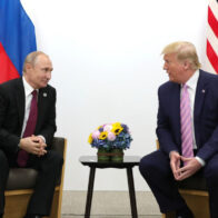 Reiteró que, si hubiera permanecido en el poder sin ser derrotado en las elecciones del 2020, "nunca habría ocurrido" el conflicto. "Siempre tuve una buena relación con Putin", afirmó, criticando a su predecesor, Joe Biden. "Biden fue una vergüenza para nuestra nación. Una completa vergüenza", añadió. El mandatario estadounidense aseguró que tiene un plan concreto para poner fin al conflicto. "Espero que sea rápido", señaló, subrayando su deseo de "acabar con este maldito asunto". Dirigiéndose al asesor de Seguridad Nacional, Mike Waltz, el presidente propuso organizar reuniones sobre la resolución del conflicto. "Pongamos en marcha las reuniones. Quieren reunirse", concluyó. A su vez, la parte rusa no confirmó hasta el momento que ambos dirigentes hubieran mantenido una conversación.