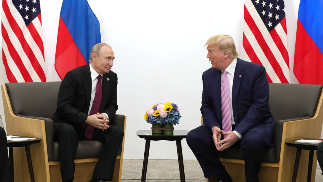 Reiteró que, si hubiera permanecido en el poder sin ser derrotado en las elecciones del 2020, "nunca habría ocurrido" el conflicto. "Siempre tuve una buena relación con Putin", afirmó, criticando a su predecesor, Joe Biden. "Biden fue una vergüenza para nuestra nación. Una completa vergüenza", añadió. El mandatario estadounidense aseguró que tiene un plan concreto para poner fin al conflicto. "Espero que sea rápido", señaló, subrayando su deseo de "acabar con este maldito asunto". Dirigiéndose al asesor de Seguridad Nacional, Mike Waltz, el presidente propuso organizar reuniones sobre la resolución del conflicto. "Pongamos en marcha las reuniones. Quieren reunirse", concluyó. A su vez, la parte rusa no confirmó hasta el momento que ambos dirigentes hubieran mantenido una conversación.