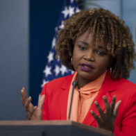 Nombrado el 12 de febrero presidente de la mencionada institución en Washington, el mandatario removió también a la presidenta del centro, Deborah Rutter, y designó en su lugar, como interino, a Richard Grenell, exembajador estadounidense en Alemania. "Es un gran honor ser presidente del Centro Kennedy, especialmente con esta increíble junta directiva", escribió esa misma jornada el líder republicano en su cuenta oficial de la red Truth Social. "Haremos del Centro Kennedy un lugar muy especial y emocionante", añadió. Hasta el pasado reciente, el Centro Kennedy ha sido históricamente dirigido por juntas bipartidistas. El lunes, la Administración Trump destituyó oficialmente a 18 miembros de la junta que habían sido nombrados por el exmandatario Joe Biden, así como al presidente de esa instancia, el financiero David Rubenstein.