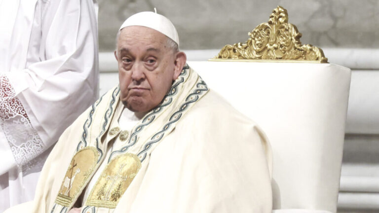 El papa Francisco pasa “bien” la noche tras crisis respiratoria, aunque su pronóstico sigue reservado