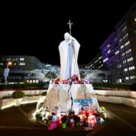 El papa sale de la fase crítica tras 14 días hospitalizado por sus problemas respiratorios