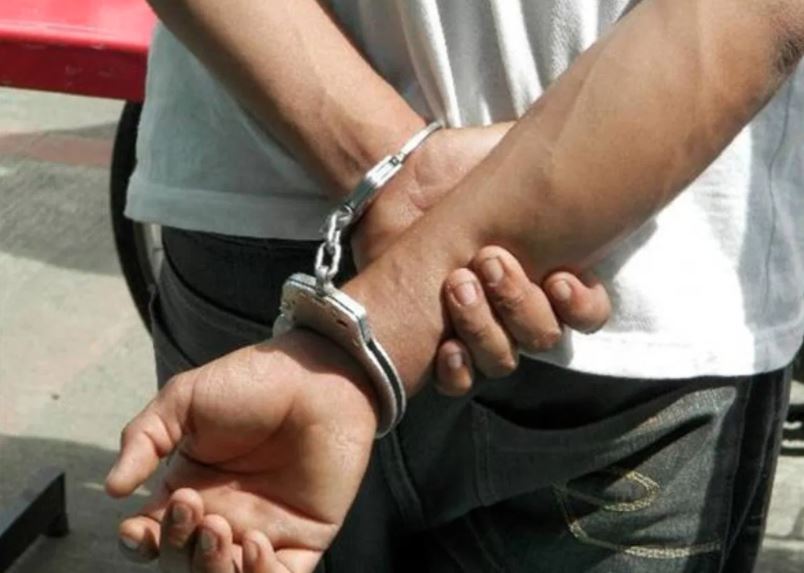 Detienen motoconcho por intentar introducir cocaína a privado de libertad en cárcel de Azua