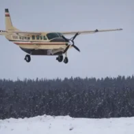 Autoridades en EE.UU. buscan un avión con diez personas a bordo desaparecido en Alaska