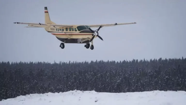Autoridades en EE.UU. buscan un avión con diez personas a bordo desaparecido en Alaska