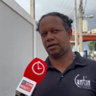 Ciudadanos respaldan declaraciones de Abinader: “Las EDES son un dolor de cabeza” Santo Domingo.– Las recientes declaraciones del presidente Luis Abinader sobre la situación de las Empresas Distribuidoras de Electricidad (EDEs) han resonado con fuerza entre la ciudadanía, quienes coinciden mayoritariamente en que los apagones y el alto costo de la electricidad se han convertido en problemas insostenibles en el país. Durante su participación en LA Semanal con la Prensa, el mandatario admitió que las EDEs han sido un “dolor de cabeza” para el gobierno. “La verdad es que las EDEs tradicionalmente han sido un dolor de cabeza para todos, y hay un tema en términos del cobro que tiene que mejorarse en muchos sectores,” afirmó Abinader, al tiempo que hizo un llamado a la población a ponerse al día con su factura eléctrica. En tanto los ciudadanos compartieron sus experiencias con el sistema eléctrico y la gestión de las EDEs. Carmen Terrero, residente en Santo Domingo Este, expresó su frustración: “Claro que estoy de acuerdo. Los recibos de la luz me llegan carísimos, y no entiendo cómo si no tengo tantos electrodomésticos, la factura sigue subiendo cada mes.” Por su parte, Aura Soto fue más directa en su opinión: “Harta estoy del abuso de las EDEs. No solo es que la luz se va constantemente, es que cuando llega el recibo, parece que estuvimos prendidos las 24 horas.” El testimonio de Aníbal Almonte refleja el descontento generalizado hacia la administración del servicio eléctrico: “Yo compré este bastón recargable, y después que lo compré, me arrepentí porque temo que ellos me manden una factura exagerada. Las EDEs son peor que cuando eran estatales. Ahora están en manos de empresarios ladrones, en complicidad con los políticos. Todos son delincuentes.” Resultados Encuesta DUM El sentir de la población quedó evidenciado en una encuesta realizada en nuestras redes sociales, donde se preguntó: ¿Está de acuerdo con que las EDEs son un dolor de cabeza, como afirmó el presidente Luis Abinader? Los resultados fueron contundentes: • Sí: 88% (3,003 votos) • No: 6% (199 votos) • No estoy seguro: 6% (215 votos) Estos números reflejan un amplio consenso entre los ciudadanos, quienes respaldan la afirmación del presidente y esperan se tomen medidas concretas para mejorar la calidad del servicio eléctrico y reducir los apagones que afectan la vida cotidiana de miles de dominicanos. Por ahora, el descontento popular sigue creciendo, y la gestión de las EDES continúa siendo uno de los temas más sensibles para el gobierno de Abinader.