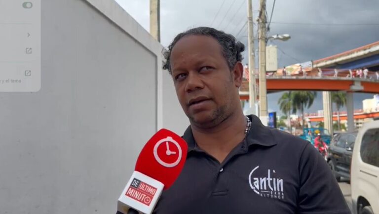 Encuesta | Ciudadanos respaldan declaraciones de Abinader: “Las EDES son un dolor de cabeza” 6 | Noticias de hoy en República Dominicana Ciudadanos respaldan declaraciones de Abinader: “Las EDES son un dolor de cabeza” Santo Domingo.– Las recientes declaraciones del presidente Luis Abinader sobre la situación de las Empresas Distribuidoras de Electricidad (EDEs) han resonado con fuerza entre la ciudadanía, quienes coinciden mayoritariamente en que los apagones y el alto costo de la electricidad se han convertido en problemas insostenibles en el país. Durante su participación en LA Semanal con la Prensa, el mandatario admitió que las EDEs han sido un “dolor de cabeza” para el gobierno. “La verdad es que las EDEs tradicionalmente han sido un dolor de cabeza para todos, y hay un tema en términos del cobro que tiene que mejorarse en muchos sectores,” afirmó Abinader, al tiempo que hizo un llamado a la población a ponerse al día con su factura eléctrica. En tanto los ciudadanos compartieron sus experiencias con el sistema eléctrico y la gestión de las EDEs. Carmen Terrero, residente en Santo Domingo Este, expresó su frustración: “Claro que estoy de acuerdo. Los recibos de la luz me llegan carísimos, y no entiendo cómo si no tengo tantos electrodomésticos, la factura sigue subiendo cada mes.” Por su parte, Aura Soto fue más directa en su opinión: “Harta estoy del abuso de las EDEs. No solo es que la luz se va constantemente, es que cuando llega el recibo, parece que estuvimos prendidos las 24 horas.” El testimonio de Aníbal Almonte refleja el descontento generalizado hacia la administración del servicio eléctrico: “Yo compré este bastón recargable, y después que lo compré, me arrepentí porque temo que ellos me manden una factura exagerada. Las EDEs son peor que cuando eran estatales. Ahora están en manos de empresarios ladrones, en complicidad con los políticos. Todos son delincuentes.” Resultados Encuesta DUM El sentir de la población quedó evidenciado en una encuesta realizada en nuestras redes sociales, donde se preguntó: ¿Está de acuerdo con que las EDEs son un dolor de cabeza, como afirmó el presidente Luis Abinader? Los resultados fueron contundentes: • Sí: 88% (3,003 votos) • No: 6% (199 votos) • No estoy seguro: 6% (215 votos) Estos números reflejan un amplio consenso entre los ciudadanos, quienes respaldan la afirmación del presidente y esperan se tomen medidas concretas para mejorar la calidad del servicio eléctrico y reducir los apagones que afectan la vida cotidiana de miles de dominicanos. Por ahora, el descontento popular sigue creciendo, y la gestión de las EDES continúa siendo uno de los temas más sensibles para el gobierno de Abinader.