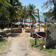 Comerciantes de Boca Chica denuncian cobro ilegal de peaje y desplome de la economía