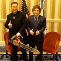 Milei le regala a Musk una motosierra en su encuentro en el foro conservador CPAC