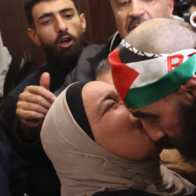 Los primeros presos palestinos liberados por Israel llegan a Ramala