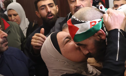 Los primeros presos palestinos liberados por Israel llegan a Ramala