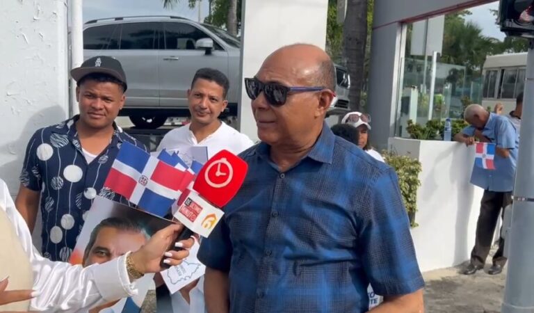 Decenas de personas manifiestan apoyo al presidente Abinader previo a discurso de rendición de cuentas