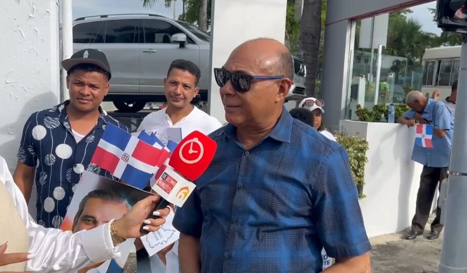 Decenas de personas manifiestan apoyo al presidente Abinader previo a discurso de rendición de cuentas