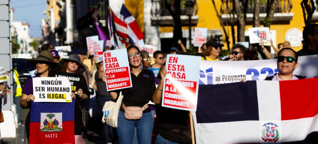 Decenas de personas protestan en Puerto Rico contra la política migratoria de Donald Trump