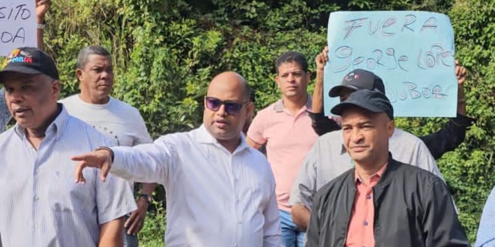 Comunitarios de Piedra Blanca, reclaman demoler portones privados que les impiden acceder a las aguas del Río Yuboa