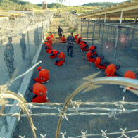 Juez federal falla contra demanda que busca prohibir más envíos de migrantes a Guantánamo