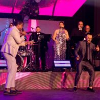 SANTO DOMINGO.- El Salón La Fiesta del emblemático hotel Jaragua de Santo Domingo fue el epicentro de una velada musical cargada de romanticismo y energía tropical. El cantautor puertorriqueño Joseph Fonseca celebró sus 25 años de carrera como solista con un concierto que quedó grabado en la memoria de sus seguidores, en el marco de su gira “Que levante la mano, 25 años tour”, que llegó a la capital dominicana bajo la impecable producción artística de René Brea y la producción general de Cifre Entertainment. Desde que el reloj marcó las 10:24 de la noche del Día del Amor, Fonseca encendió a un público que respondió con entusiasmo al ritmo de “Maniac”, en una escenografía de alta tecnología con pantallas gigantes y una nitidez musical desbordante. Acompañado por una envidiable orquesta conformada por 14 músicos boricuas y dominicanos, y una corista de lujo, el artista recorrió lo más trascendental de su exitoso repertorio que hizo vibrar un teatro La Fiesta completamente lleno: “Dame una oportunidad”, “Buscando tus besos” y “El queso” fueron solo algunos de los primeros temas coreados a todo pulmón. La conexión con los asistentes fue uno de los puntos álgidos de la noche, por lo que Fonseca agradeció repetidamente el apoyo de los dominicanos, recordando la influencia del merengue y la bachata en su carrera. “Estar en esta tierra, la tierra del merengue y la bachata, es un honor inmenso. Gracias por hacerme parte de su historia”, expresó visiblemente emocionado en el concierto que contó con el respaldo de Banreservas, Frontier, Viva, Grupo Telemicro, Victoria GXT, Hits 92, Radio República, Top Latina, KQ 94.5 y Super Q. Fonseca también tuvo su momento de balada con canciones románticas de diversos artistas: “No sé tú” (Luis Miguel), “Me va a extrañar” (Ricardo Montaner) y “Lo pasado pasado” (José José). Y no faltaron los clásicos salseros para invitar al público a bailar en el escenario mientras interpretaba temas como “Viejo motel”, “Que locura enamorarme”, “Devórame” y “Tú con él”, en compañía de una pareja de bailarines. Las sorpresas no se hicieron esperar cuando la leyenda de la música dominicana, Niní Cáffaro, compartió el escenario en un emotivo homenaje al Jaragua con la nostálgica “Luna sobre el Jaragua”. La interpretación conjunta fue recibida con una ovación estruendosa que culminó en el clásico “Por amor”, cantado por el público y Cáffaro con profunda emoción. El desfile de invitados continuó con Gabriel Pagán, Jandy Ventura y Josie Esteban, quienes aportaron su sello a la velada con interpretaciones de “A tan solo una hora”, “El disco raya’o” y “El moreno”. Uno de los instantes más íntimos de la noche llegó con el medley de bachatas y un homenaje al inolvidable cantautor dominicano Víctor Víctor, encabezado por “Mesita de noche”. La intervención de un violinista en vivo elevó la atmósfera a un nivel de excelencia, dejando al público extasiado antes de estallar en aplausos. El bloque de rancheras fue otro de los puntos fuertes, aderezado por un grupo de mariachi, para que Fonseca interpretara “El rey”, “Se me olvidó otra vez”, “Volver” y “Te pareces tanto a mí”, antes de fusionar el género con merengue para un cierre espectacular. "Un aplauso para el Mariachi Internacional", exclamó el cantautor puertoriqueño que disfruta del cariño de los dominicanos. El final llegó con “Que levante la mano” y “Noche de fantasía”, provocando que el público se parara nuevamente a bailar en pistas improvisadas entre las mesas. Pero la noche no terminó ahí: un encore con “El africano” ‘cerraría’ el concierto, con cuatro parejas de baile en el escenario y una sala completamente entregada. Fonseca se despidió con un mensaje de gratitud: "Gracias, Santo Domingo. Esta noche queda en mi corazón". Pero los fanáticos corearon a todo pulmón “otra, otra”, y lo hicieron regresar al escenario a las 12:52 de la madrugada con “Noche de fantasía”. Sin duda, Joseph Fonseca protagonizó una velada para la historia, donde la música, la nostalgia y la pasión se fusionaron en un homenaje inolvidable a 25 años de carrera y a la hermandad entre Puerto Rico y la República Dominicana.
