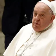 Octavo día hospitalizado: el papa se levanta tras una buena noche