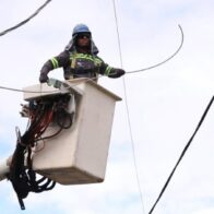 Contratistas de Edeeste resolviendo una avería.