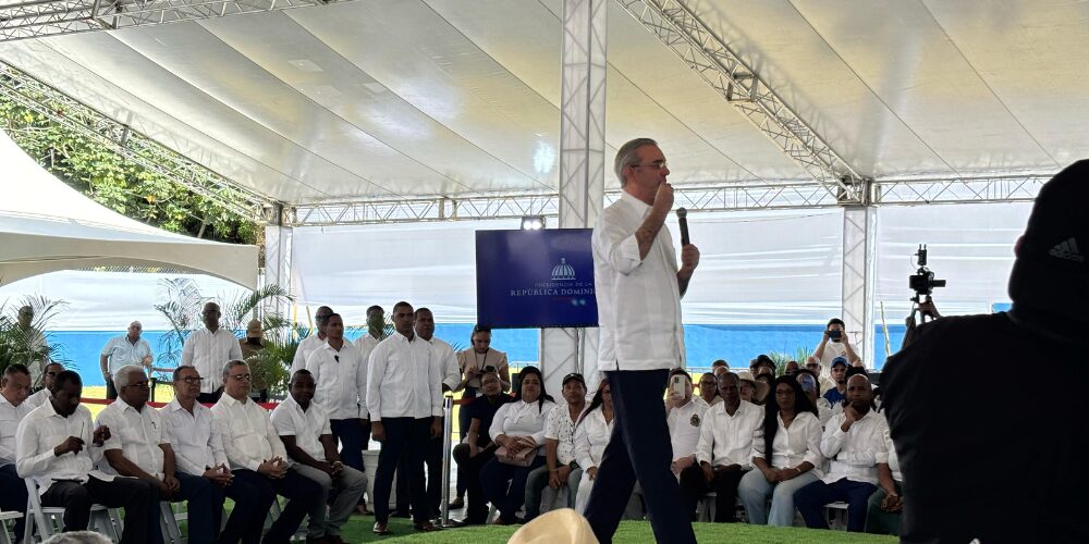 Presidente Abinader entrega 1,100 títulos de propiedad en Savica
