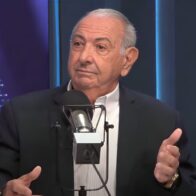 El director ejecutivo de A-Gas, Guillermo Cochón, aclaró este miércoles que en el país nunca hubo una escasez de Gas Licuado de Petróleo (GLP). Asimismo, manifestó que Coastal Petroleum Dominicana nunca suspendió el envío de combustibles a la República Dominica, pero por condiciones climáticas el buque se retrasó, lo que generó una disminución en el despacho del GLP. Cochón indicó en el programa El Sol de la Mañana, del grupo RCC Media que en los 24 años que tiene Coastal operando han desaparecido las largas filas y la escasez de gas en el país. Puntualizó además, que todas las estaciones de gas están operando con normalidad y que estás nunca dejaron de funcionar, a su vez destacó que el rumor de escasez de gas surgió de envasadoras pequeñas que por razones económicas no completan su almacenaje. Aseguró que la planificación de los seis buques que llegarán al país hasta el 24 de febrero traerán 75 millones de galones de gas adicionales a los 26 que llegaron en el día de ayer. Reservas Mientras que el Ministro de Industria y Comercio, Víctor –Ito- Bisonó, y el presidente de la Refinería Dominicana de Petróleo (Refidomsa), Leonardo Aguilera, aseguraron que la República Dominicana cuenta con suficiente gas para abastecer las necesidades de la población. Aguilera, negó los rumores sobre posibles problemas financieros en la empresa y aseguró que el pago a los servidores se realiza sin inconvenientes. Durante su participación en LA Semanal de la Prensa, el ministro Bisonó explicó que Coastal, empresa que suministra el 60 % del GLP en el país, tuvo inconvenientes debido a un retraso en la reposición de inventarios causado por condiciones climatológicas. Como resultado, se implementó un "racionamiento" del combustible durante el fin de semana, pero enfatizó que esto no representa un desabastecimiento. Indicó que actualmente en el pías hay más de 400 mil toneladas de gas en depósito, incluyendo reservas utilizadas en pignoración. "Gas en territorio dominicano hay más que suficiente, aquí hay más de 400 mil toneladas de gas en depósito", declaró Bisonó. Asimismo, agregó que en los depósitos de Castrol en el país se almacena el gas que se suministra a Puerto Rico y otras islas del Caribe.